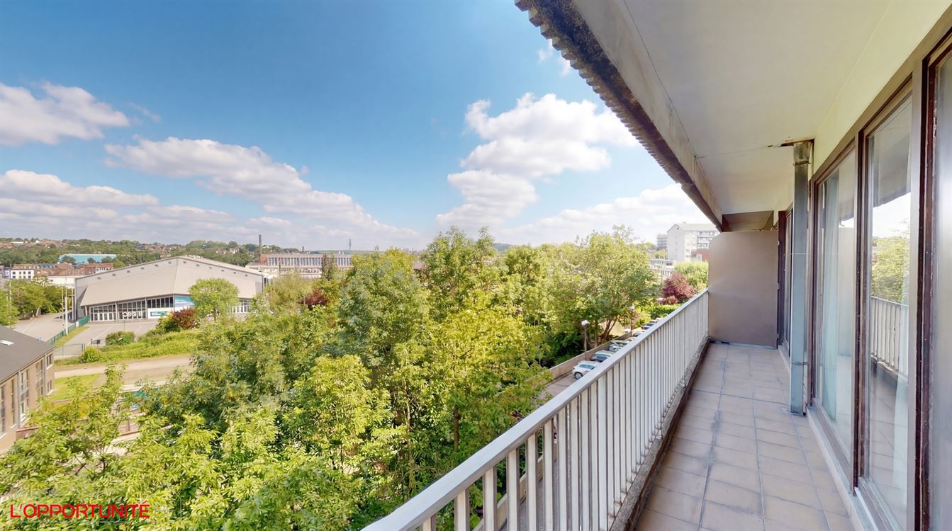 Bel appartement au 3eme étage, trois chambres, deux terrasses.