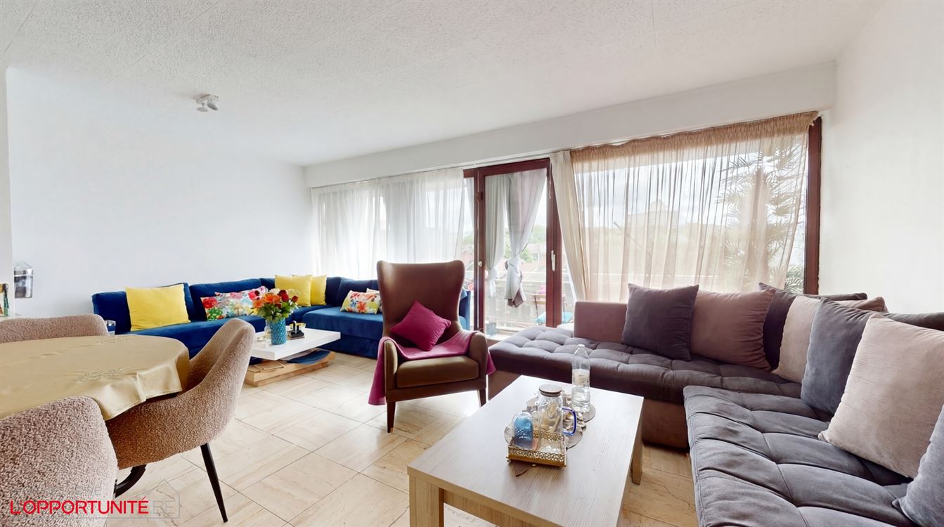 Bel appartement au 3eme étage, trois chambres, deux terrasses.