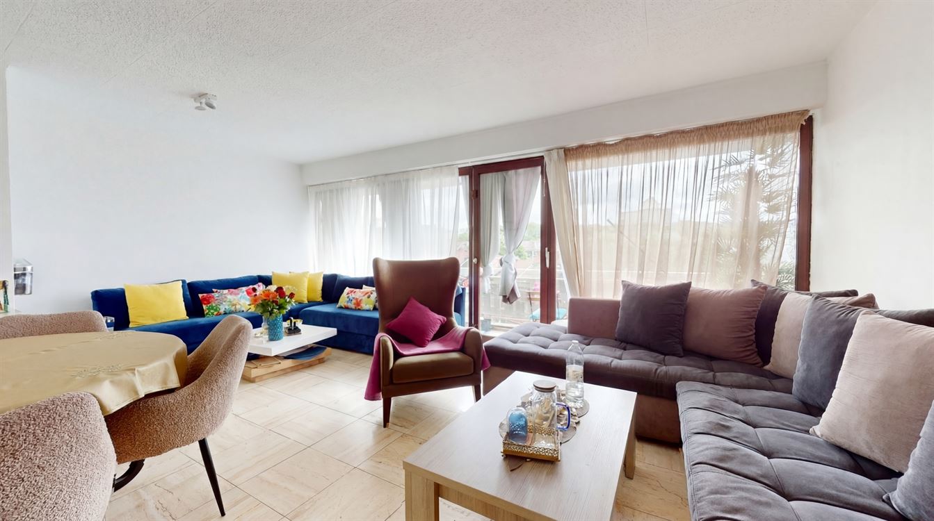 Bel appartement au 3eme étage, trois chambres, deux terrasses.