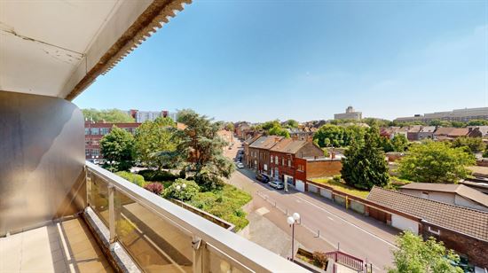 Bel appartement au 3eme étage, trois chambres, deux terrasses.