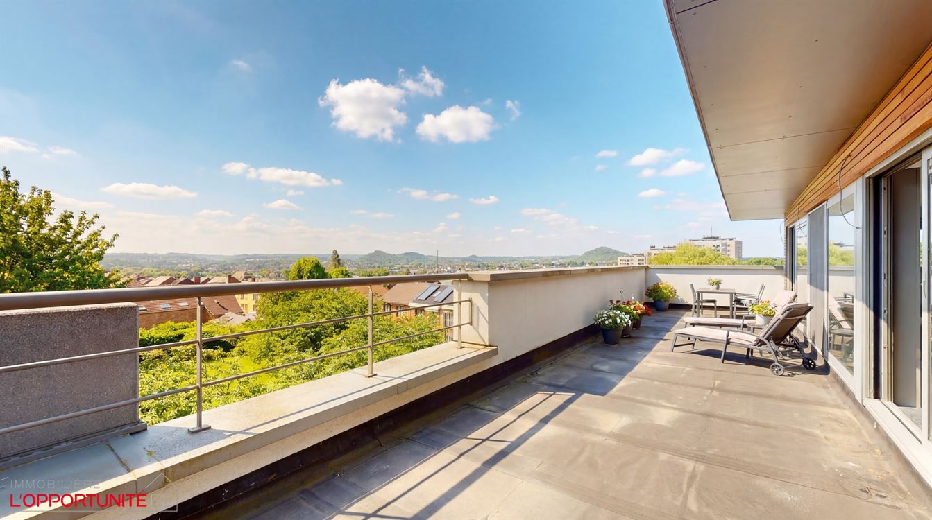 Magnifique appartement penthouse deux chambres, splendide terrasse, cave et garage.