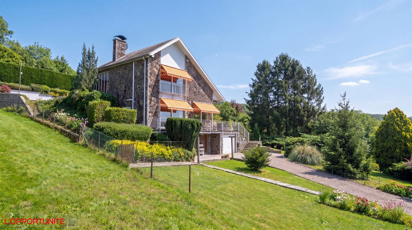 Propriété exceptionnelle sur 35 ares de terrain, 4 chambres, garages et carport.