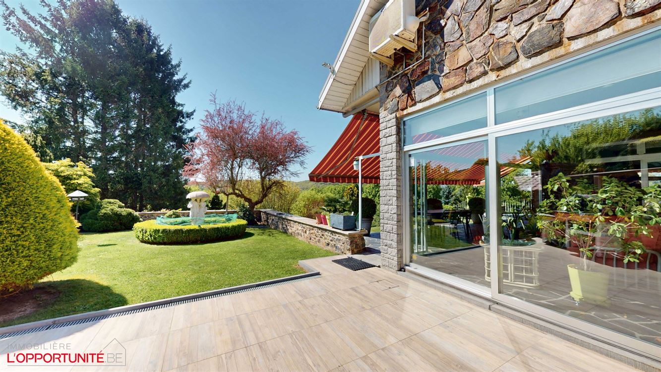 Propriété exceptionnelle sur 35 ares de terrain, 4 chambres, garages et carport.