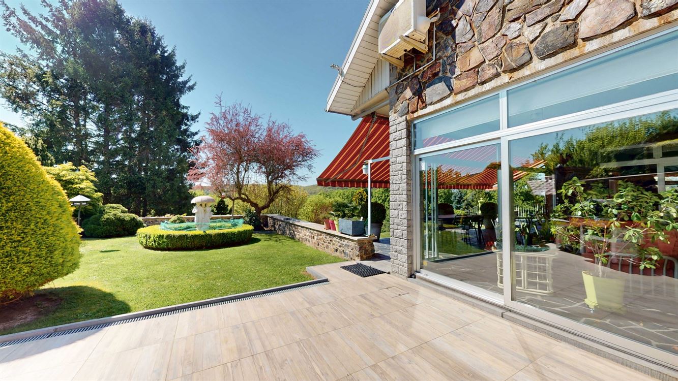 Propriété exceptionnelle sur 35 ares de terrain, 4 chambres, garages et carport.