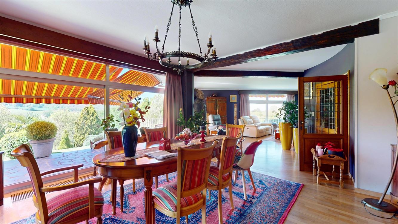 Propriété exceptionnelle sur 35 ares de terrain, 4 chambres, garages et carport.