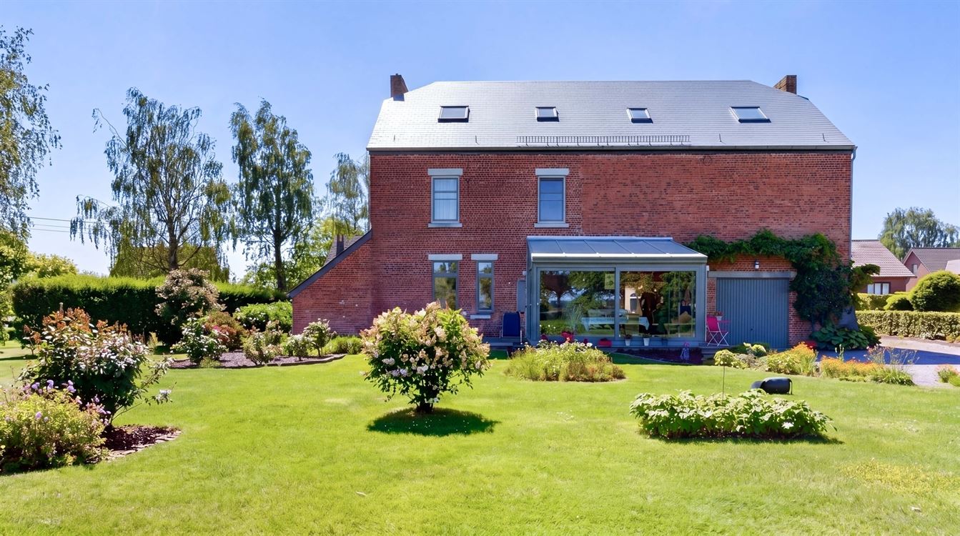 BELLE GRANDE MAISON DE CARACTERE AVEC BEAUCOUP DE POTENTIEL SUR DE 38 ARES DONT 18 A BATIR
