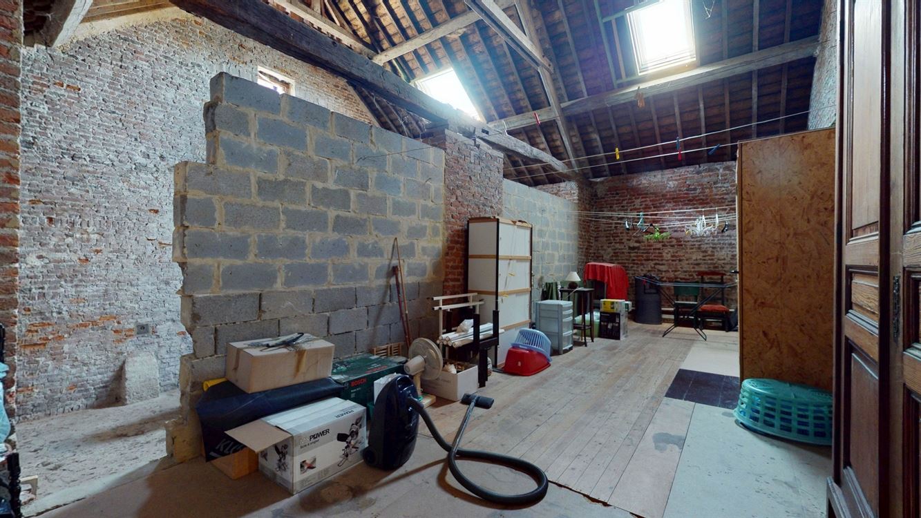 BELLE GRANDE MAISON DE CARACTERE AVEC BEAUCOUP DE POTENTIEL SUR DE 38 ARES DONT 18 A BATIR