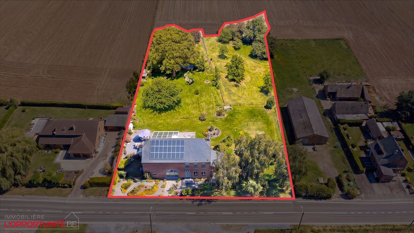 BELLE GRANDE MAISON DE CARACTERE AVEC BEAUCOUP DE POTENTIEL SUR DE 38 ARES DONT 18 A BATIR