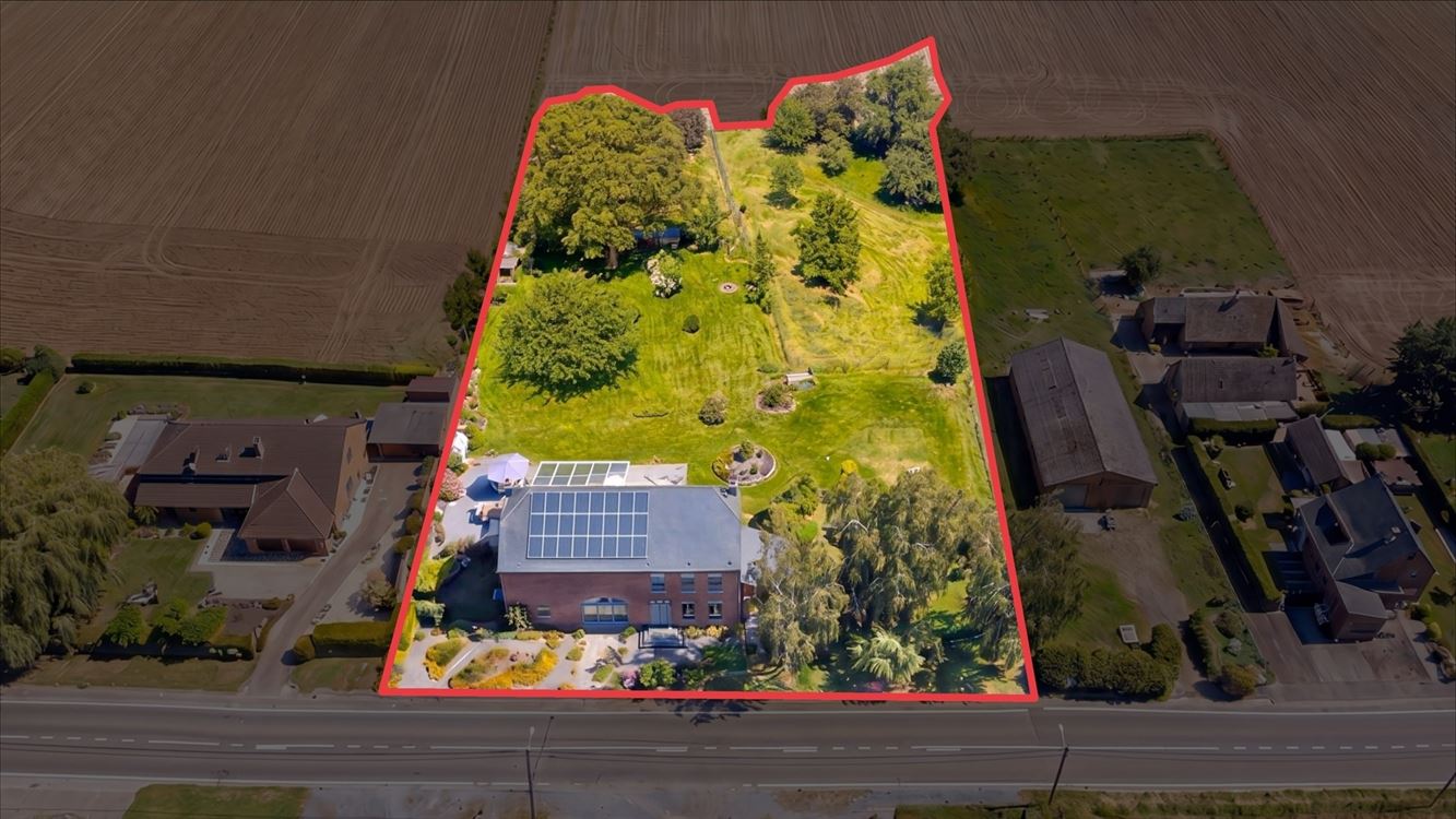BELLE GRANDE MAISON DE CARACTERE AVEC BEAUCOUP DE POTENTIEL SUR DE 38 ARES DONT 18 A BATIR