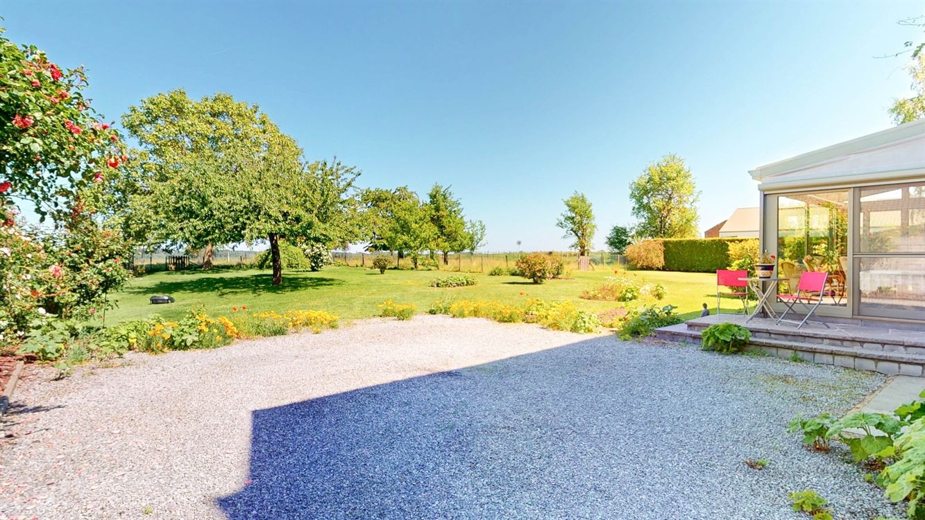 BELLE GRANDE MAISON DE CARACTERE AVEC BEAUCOUP DE POTENTIEL SUR DE 38 ARES DONT 18 A BATIR
