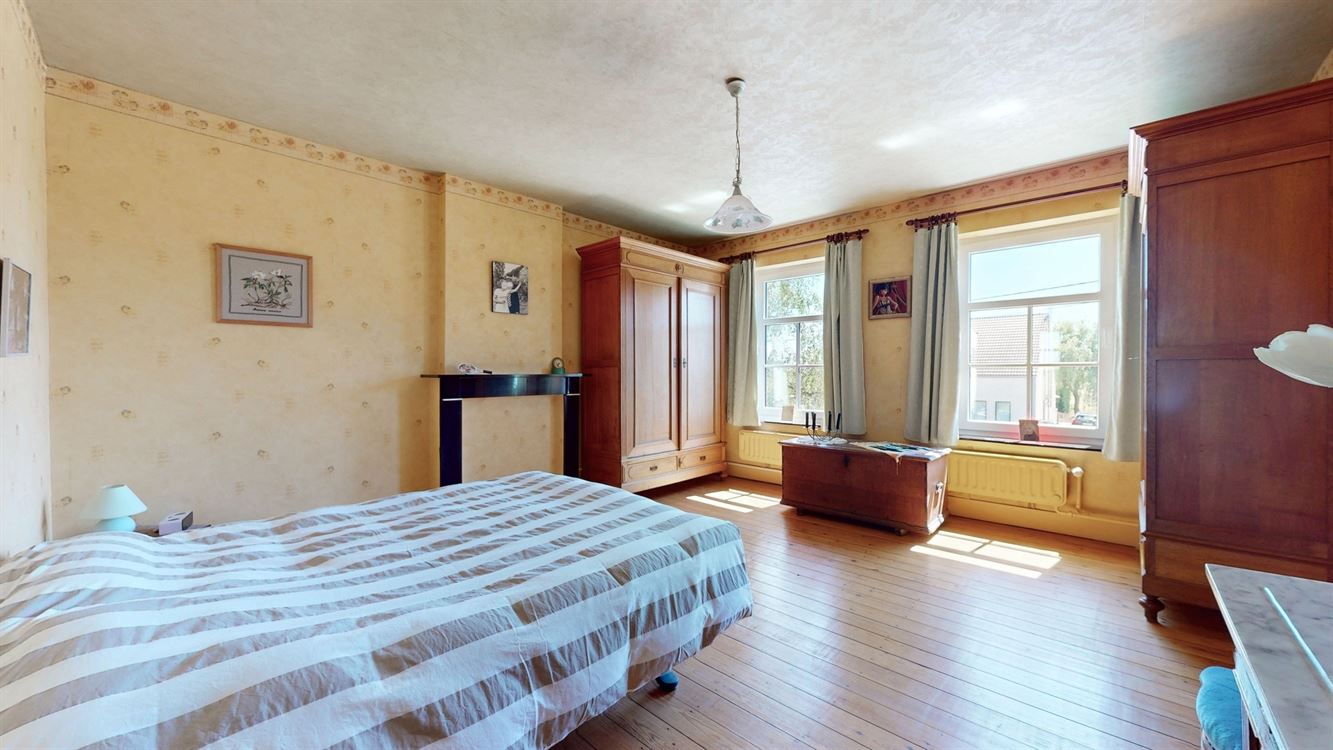 BELLE GRANDE MAISON DE CARACTERE AVEC BEAUCOUP DE POTENTIEL SUR DE 38 ARES DONT 18 A BATIR