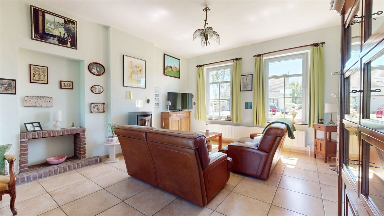 BELLE GRANDE MAISON DE CARACTERE AVEC BEAUCOUP DE POTENTIEL SUR DE 38 ARES DONT 18 A BATIR