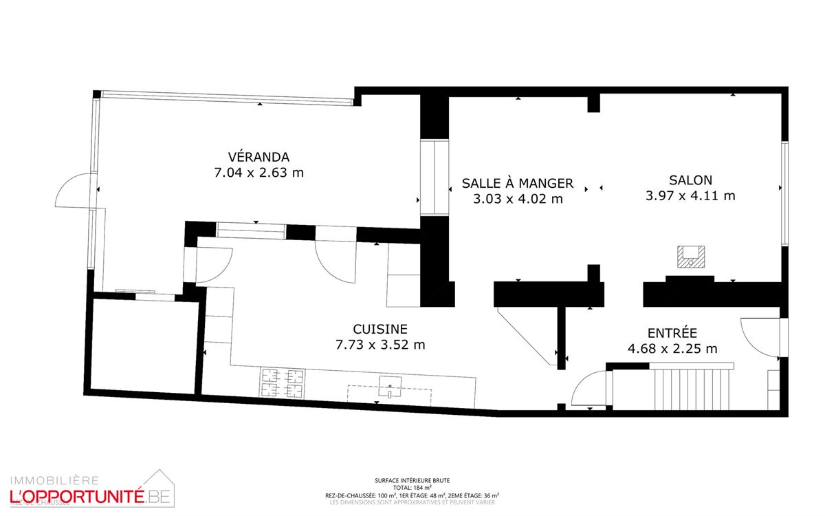 Magnifique maison trois chambres, passage latéral mitoyen et beau jardin.