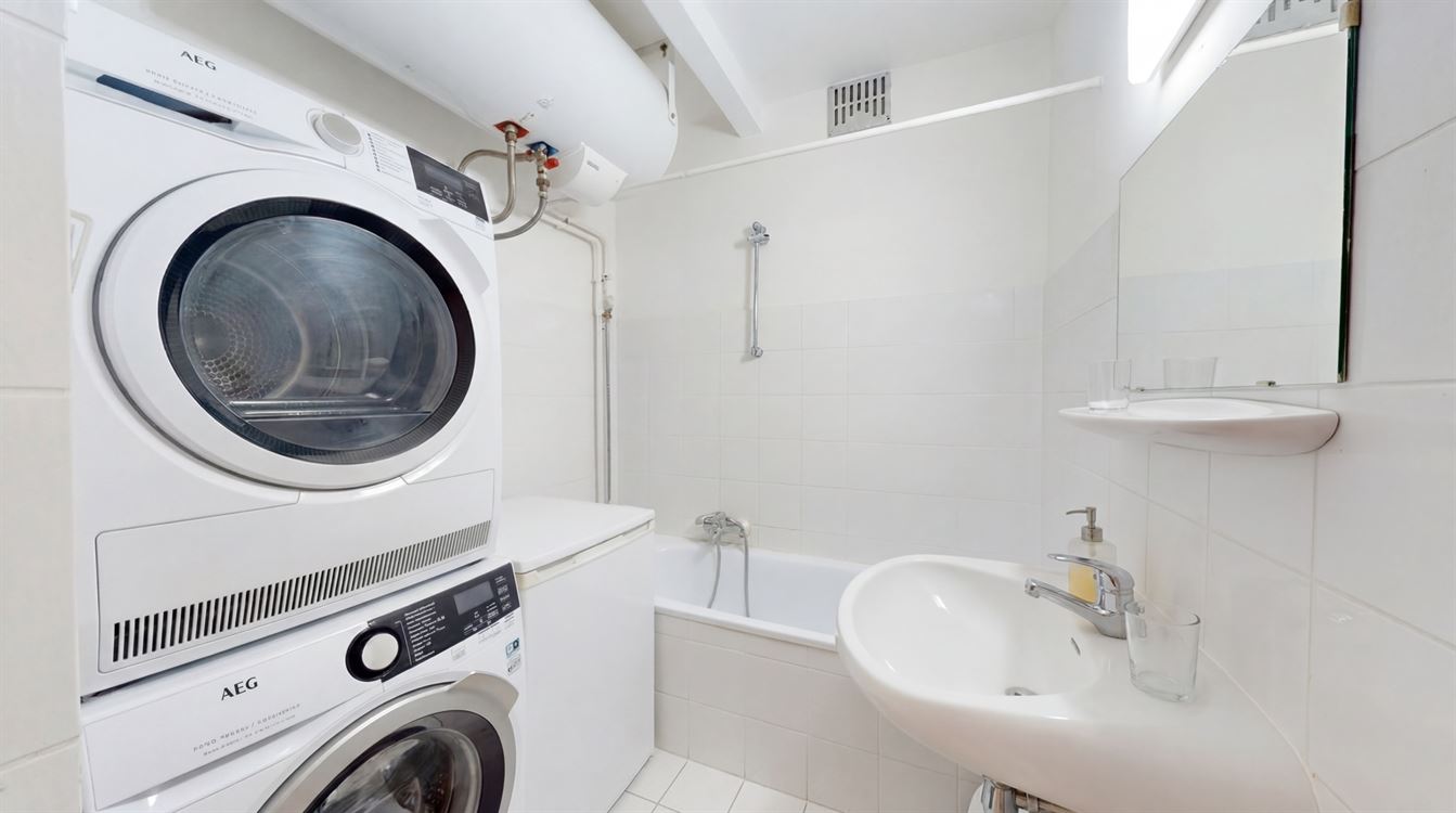 Bel appartement au 3eme étage, trois chambres, deux terrasses.