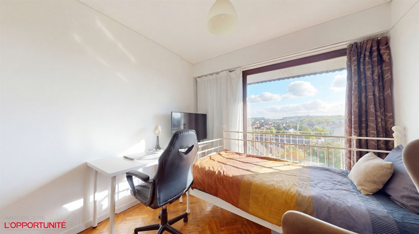Bel appartement au 3eme étage, trois chambres, deux terrasses.