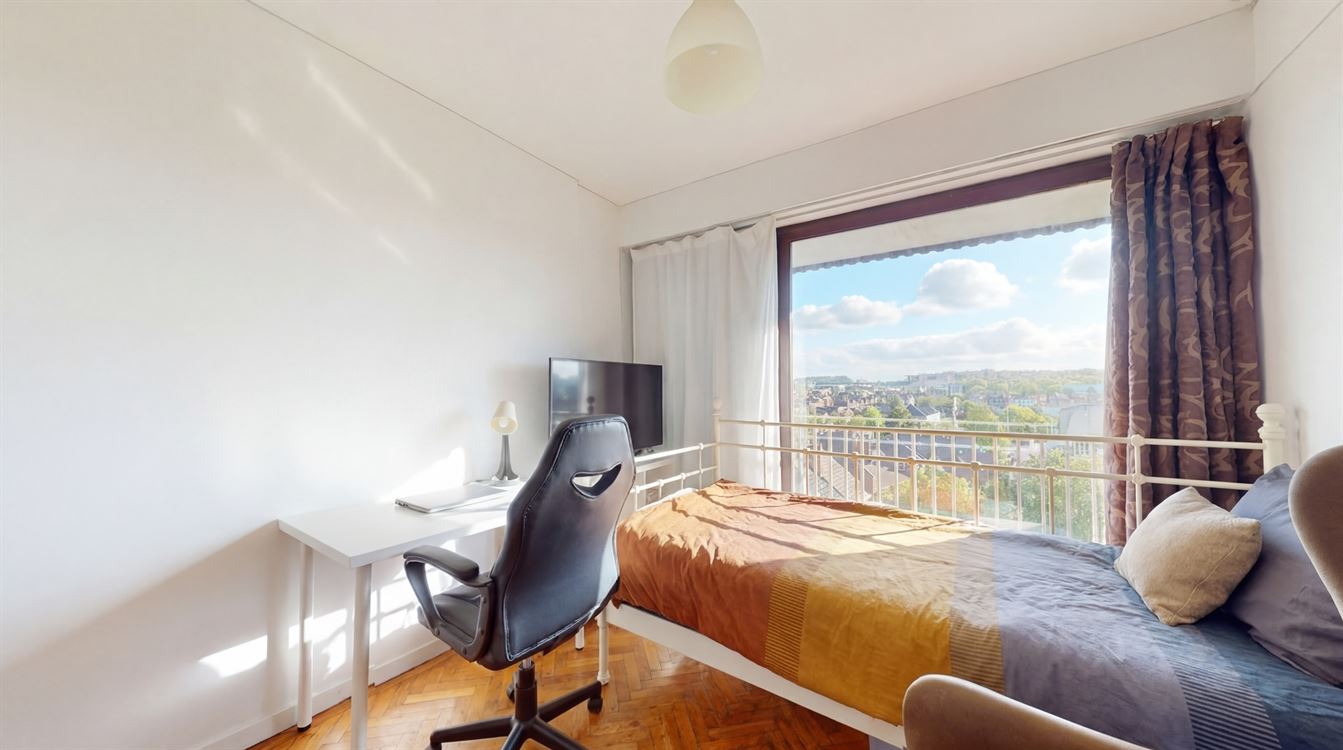 Bel appartement au 3eme étage, trois chambres, deux terrasses.