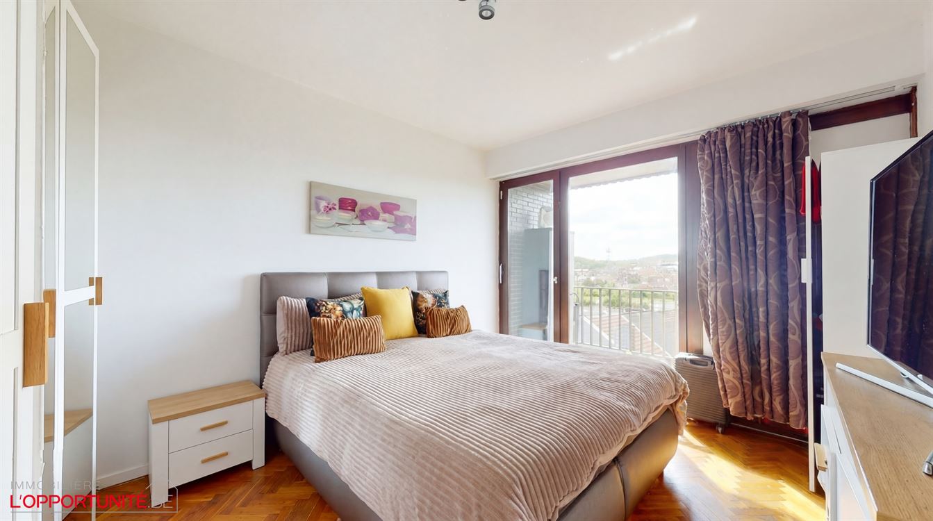 Bel appartement au 3eme étage, trois chambres, deux terrasses.