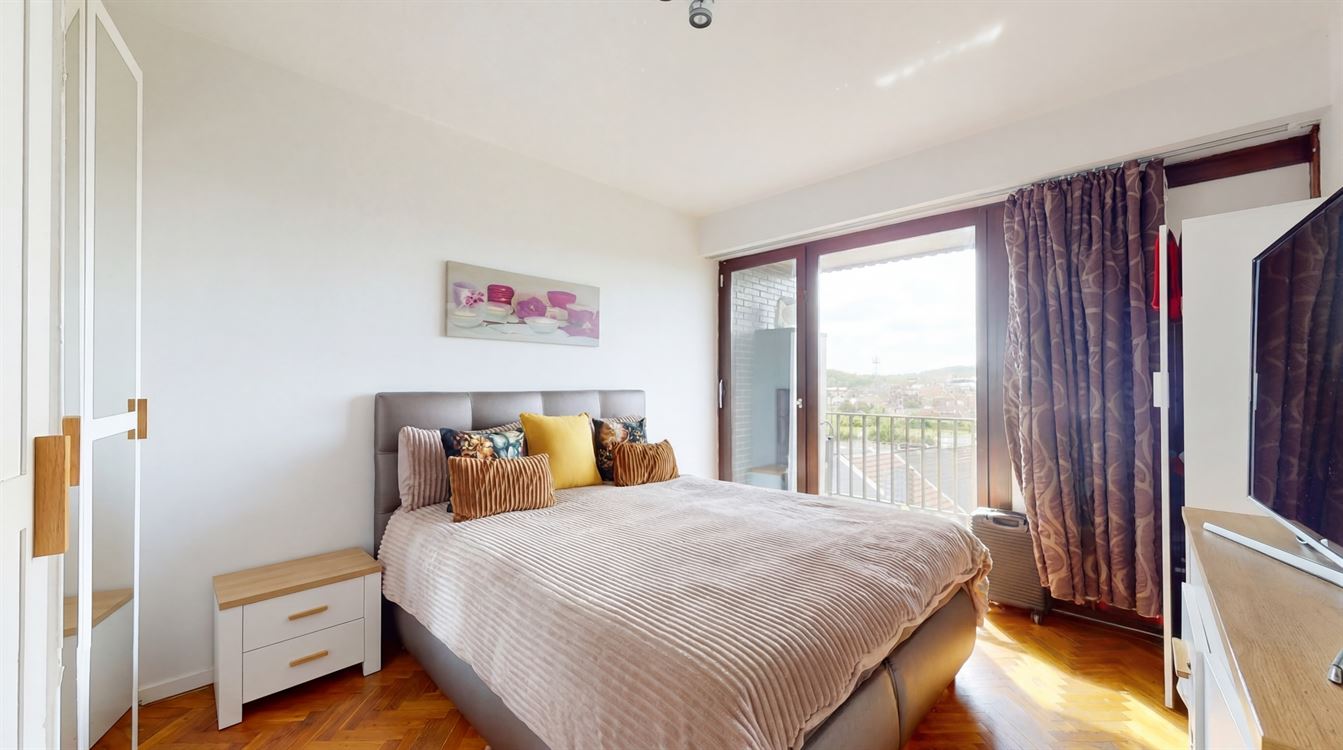 Bel appartement au 3eme étage, trois chambres, deux terrasses.