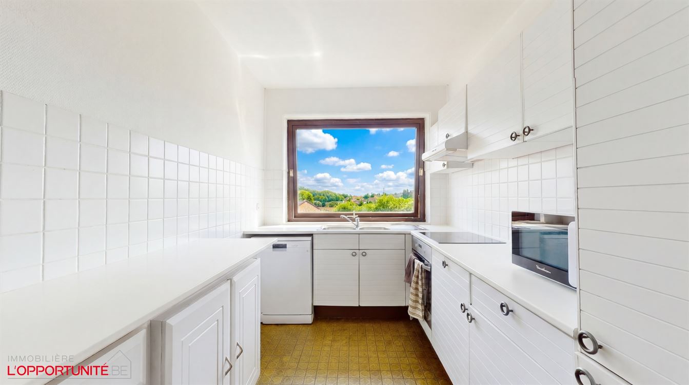 Bel appartement au 3eme étage, trois chambres, deux terrasses.