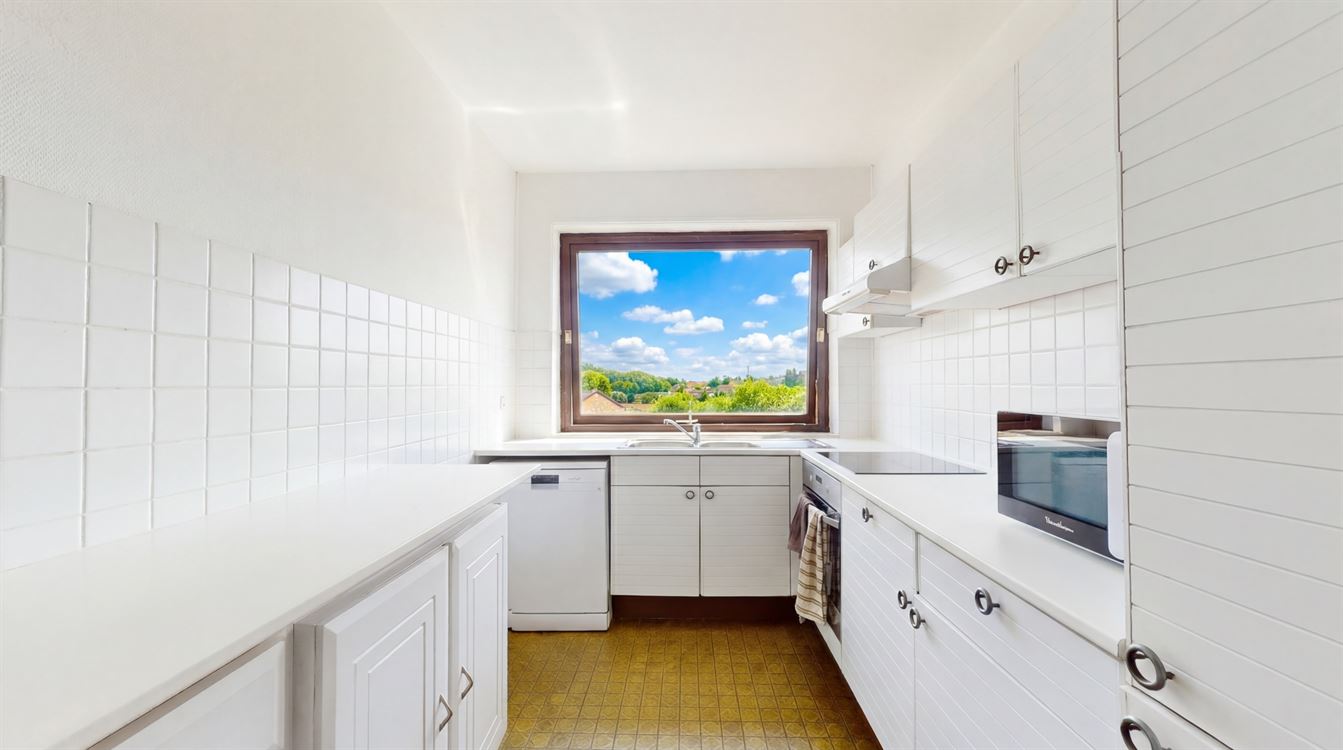 Bel appartement au 3eme étage, trois chambres, deux terrasses.