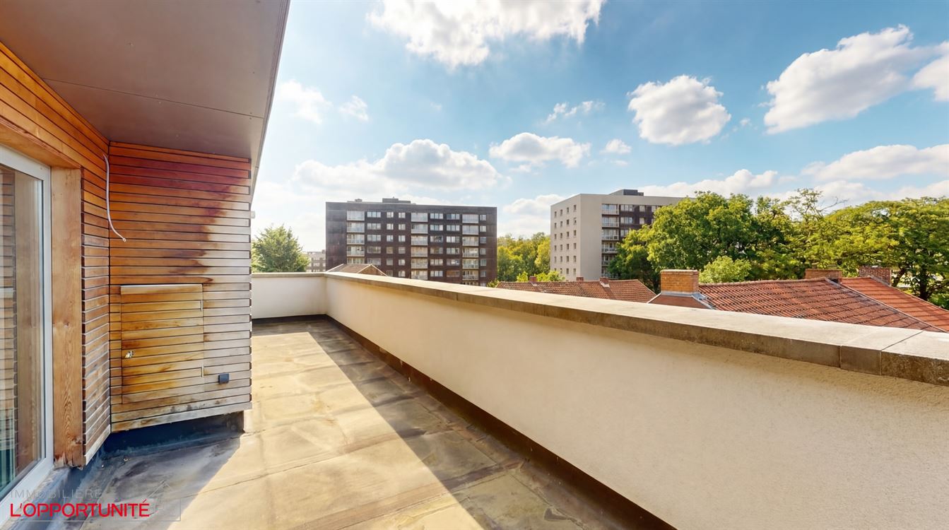 Magnifique appartement penthouse deux chambres, splendide terrasse, cave et garage.