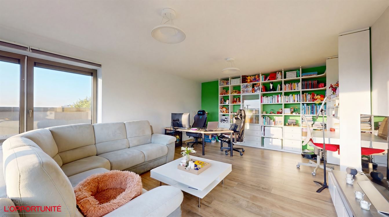 Magnifique appartement penthouse deux chambres, splendide terrasse, cave et garage.