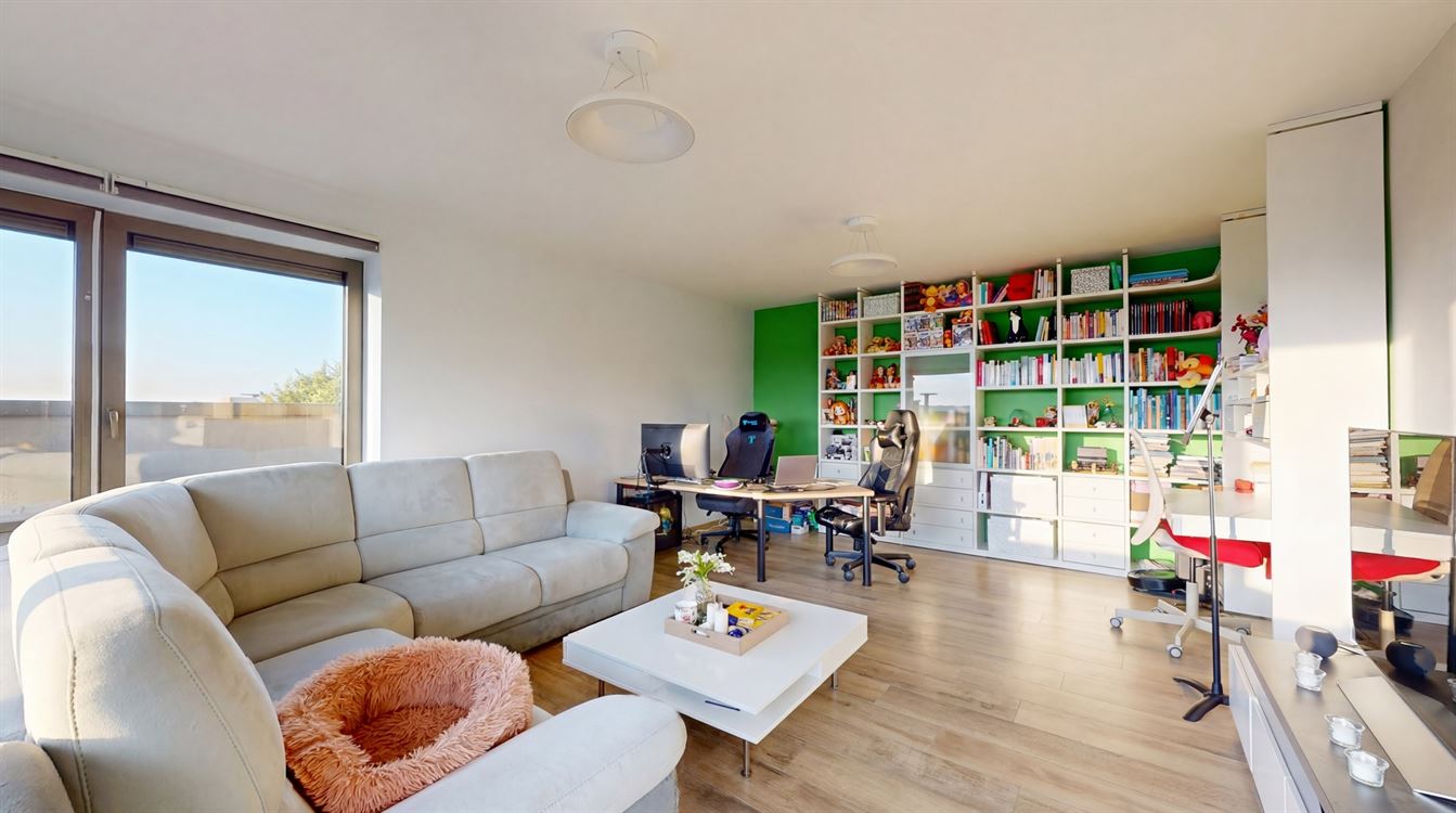 Magnifique appartement penthouse deux chambres, splendide terrasse, cave et garage.