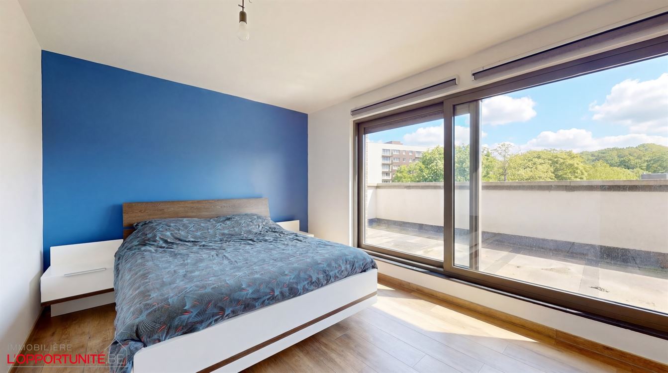 Magnifique appartement penthouse deux chambres, splendide terrasse, cave et garage.