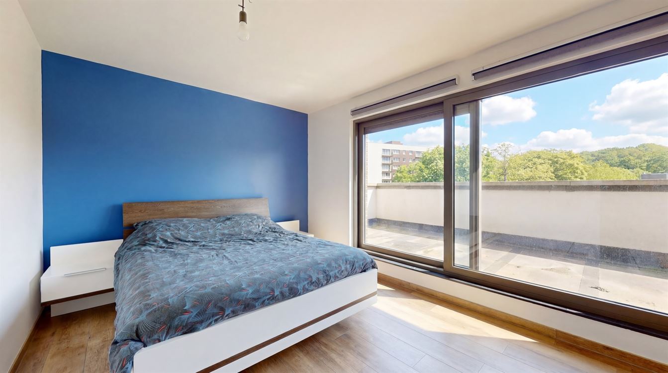 Magnifique appartement penthouse deux chambres, splendide terrasse, cave et garage.