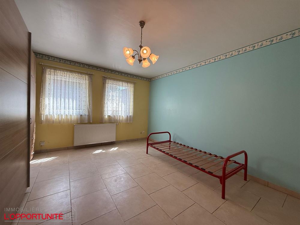 Magnifique appartement situé au rdc, une chambre, terrasse, jardinet et une place de parking.