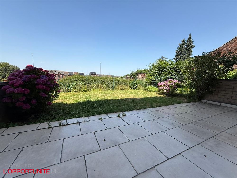 Magnifique appartement situé au rdc, une chambre, terrasse, jardinet et une place de parking.