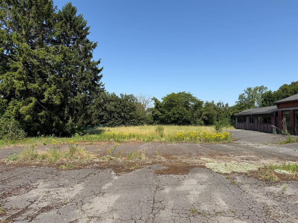 Projet 6 maisons sous réserve d'accord à l'urbanisme. TVA 6%. Bureaux, cabinet médicale, esthétique, restauration, parking.