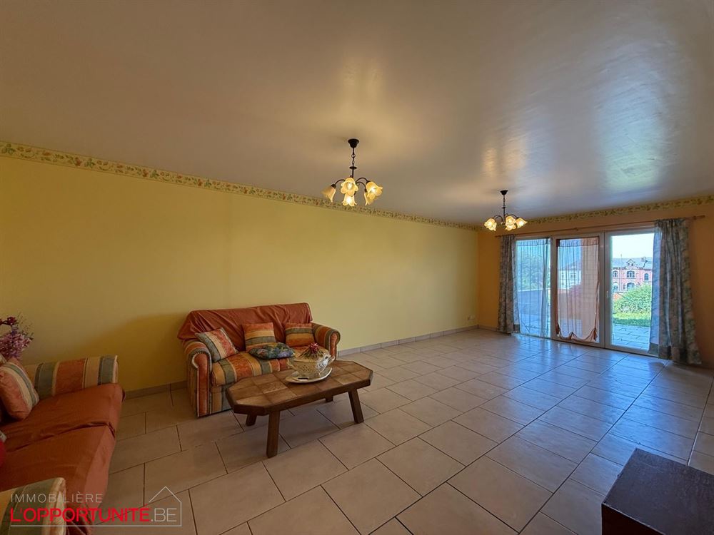 Magnifique appartement situé au rdc, une chambre, terrasse, jardinet et une place de parking.