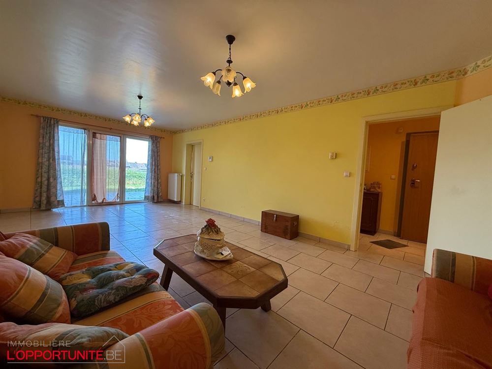 Magnifique appartement situé au rdc, une chambre, terrasse, jardinet et une place de parking.