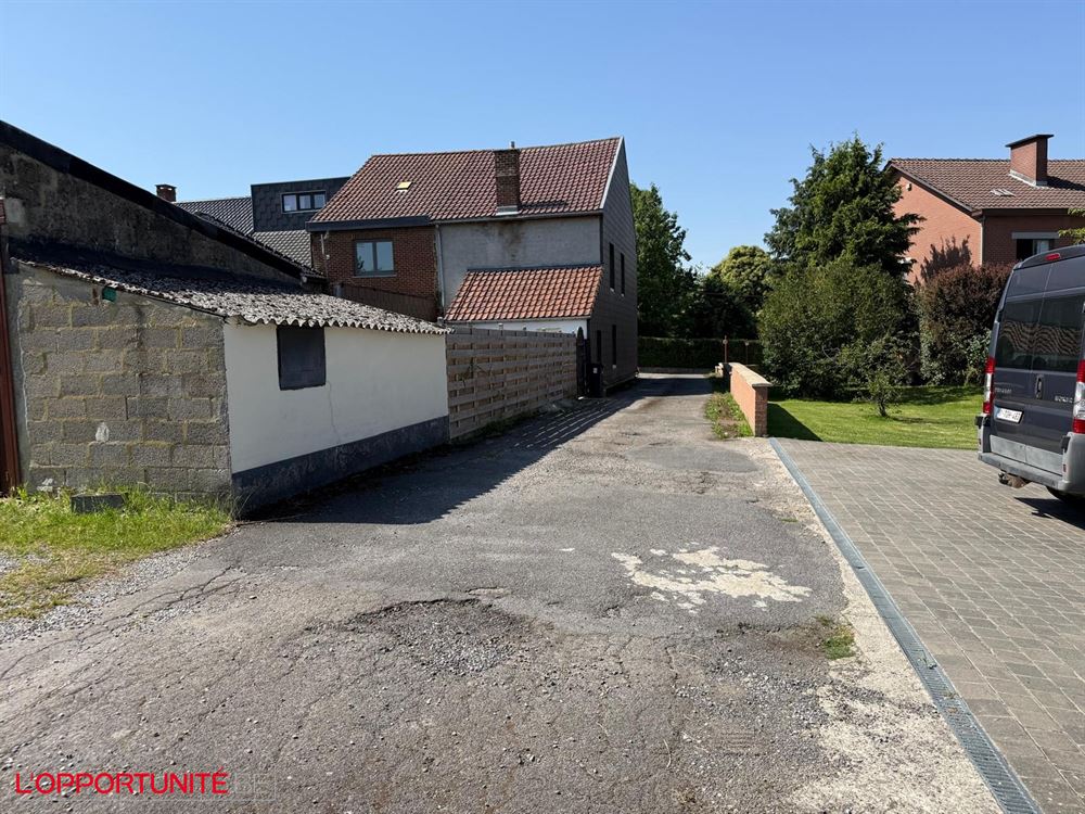 Projet 6 maisons sous réserve d'accord à l'urbanisme. TVA 6%. Bureaux, cabinet médicale, esthétique, restauration, parking.