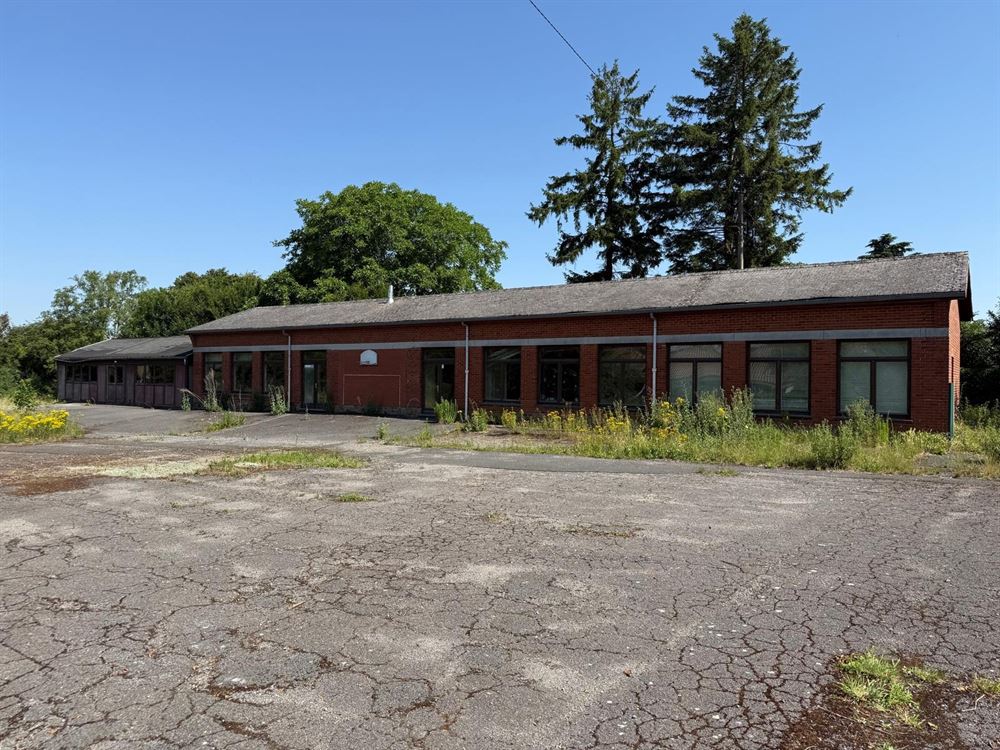 Projet 6 maisons sous réserve d'accord à l'urbanisme. TVA 6%. Bureaux, cabinet médicale, esthétique, restauration, parking.