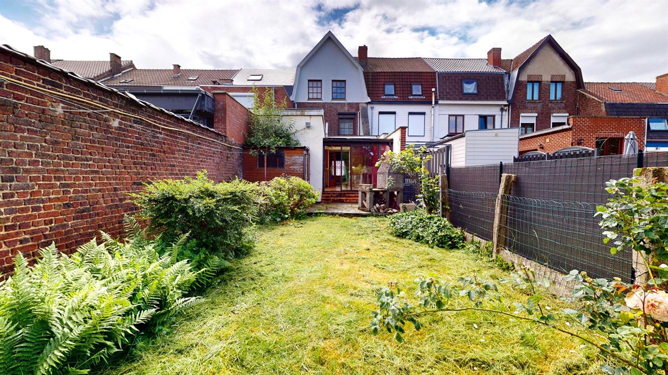Belle maison 4 chambres, bureau et beau jardin.