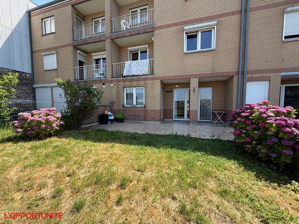 Magnifique appartement situé au rdc, une chambre, terrasse, jardinet et une place de parking.