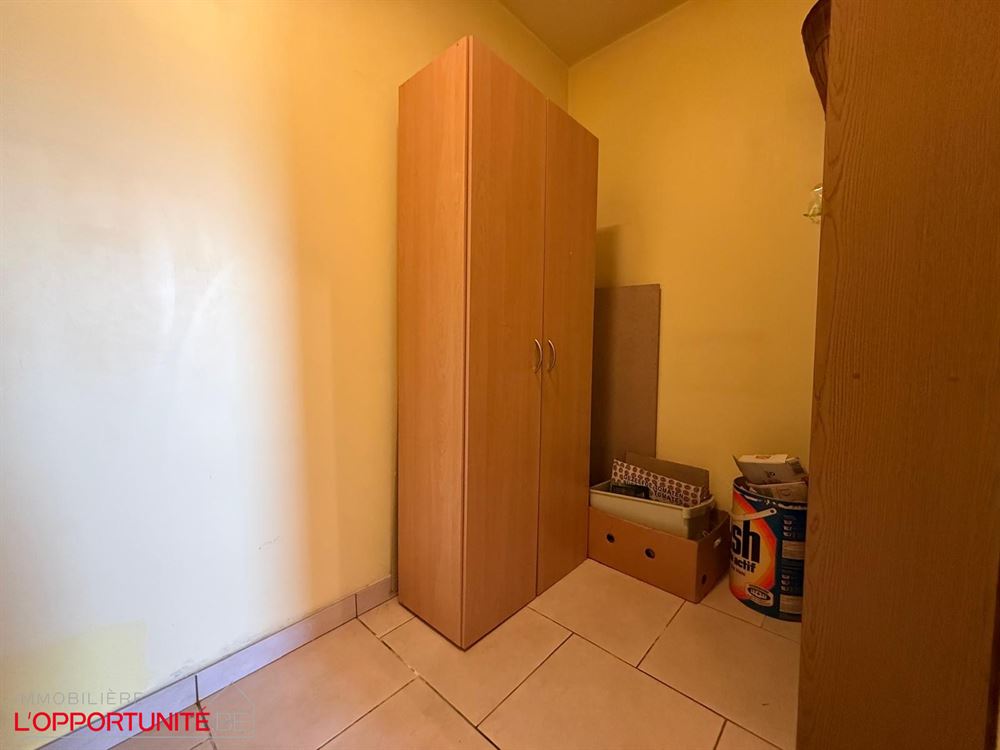 Magnifique appartement situé au rdc, une chambre, terrasse, jardinet et une place de parking.