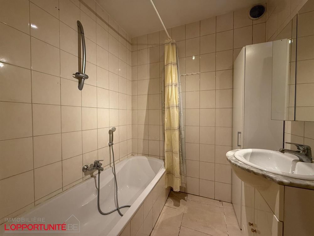 Magnifique appartement situé au rdc, une chambre, terrasse, jardinet et une place de parking.