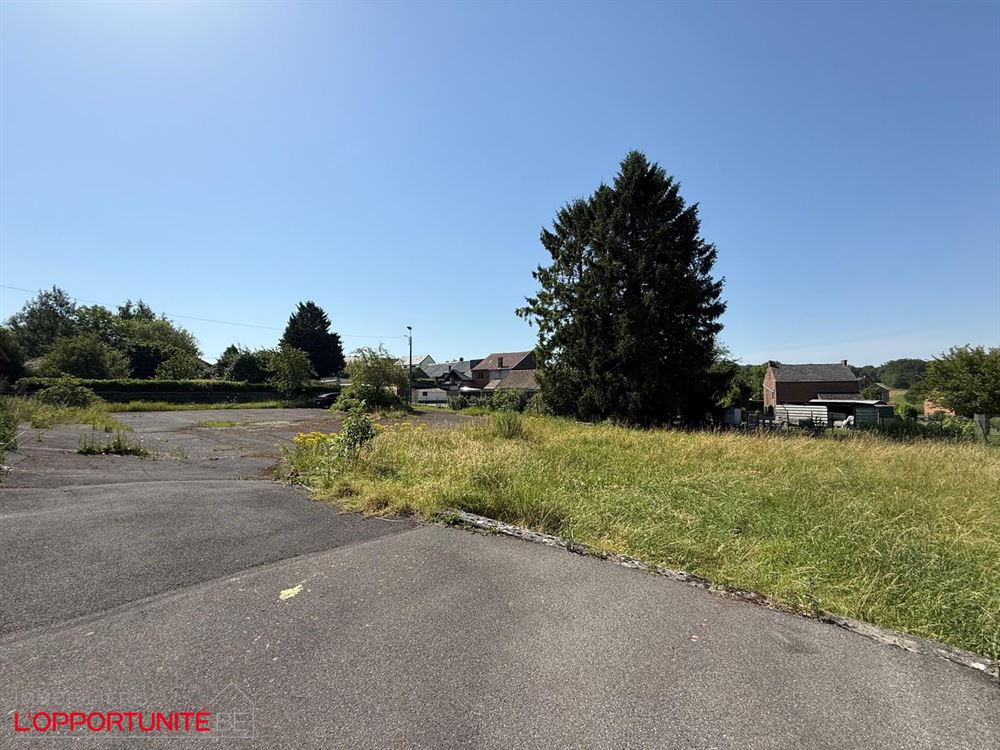 Projet 6 maisons sous réserve d'accord à l'urbanisme. TVA 6%. Bureaux, cabinet médicale, esthétique, restauration, parking.