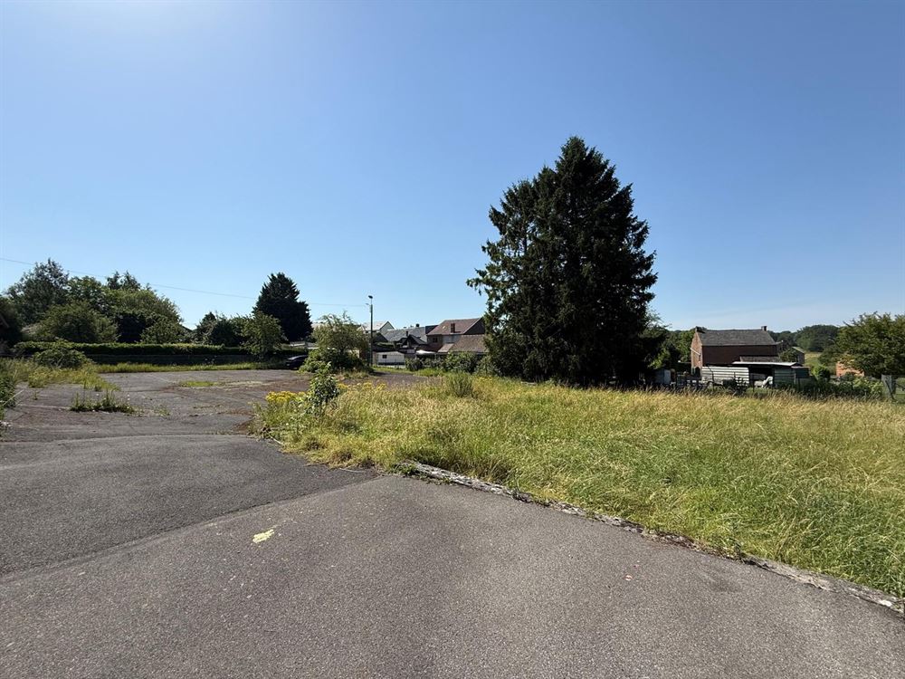 Projet 6 maisons sous réserve d'accord à l'urbanisme. TVA 6%. Bureaux, cabinet médicale, esthétique, restauration, parking.