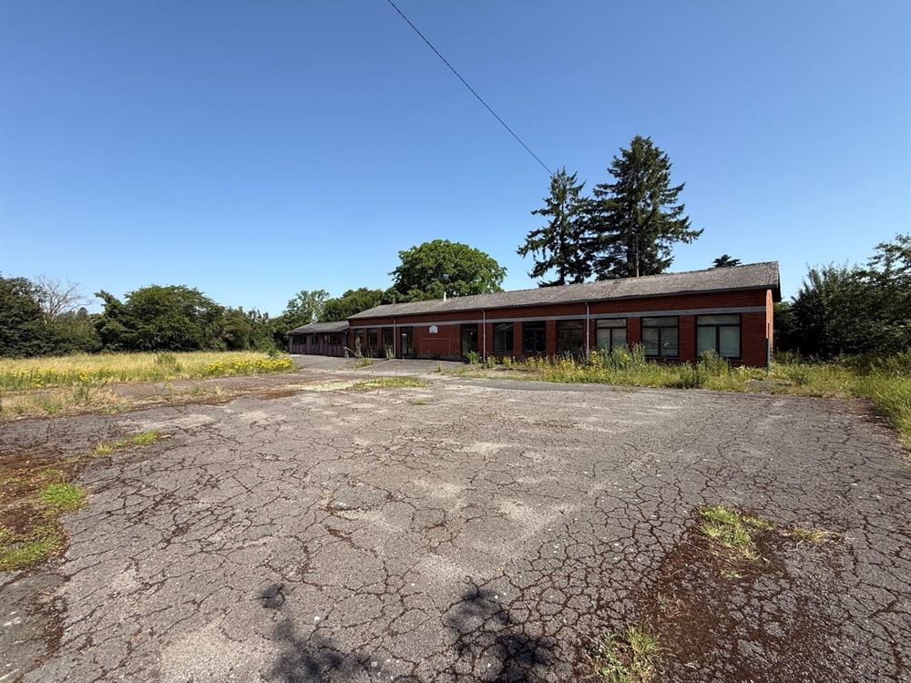 Projet 6 maisons sous réserve d'accord à l'urbanisme. TVA 6%. Bureaux, cabinet médicale, esthétique, restauration, parking.