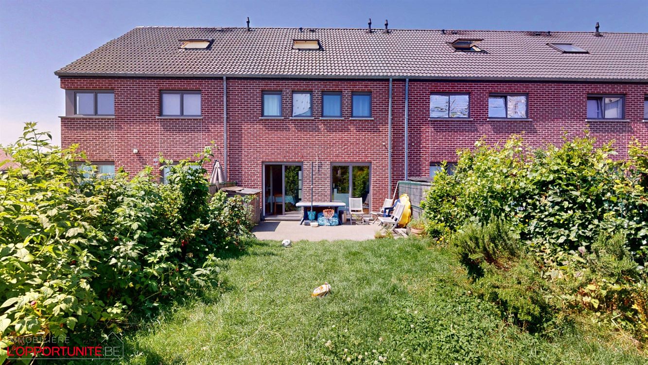 Splendide maison 2016, 4 chambres, bureau et beau jardin.