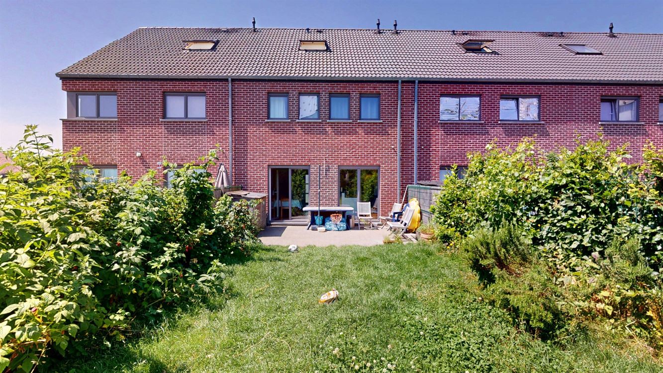 Splendide maison 2016, 4 chambres, bureau et beau jardin.