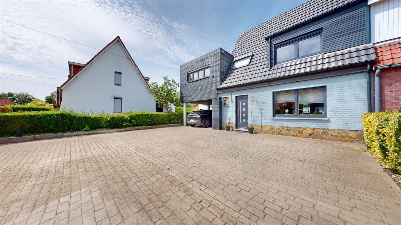 Splendide maison, rénovation luxueuse, cinq chambres, 20 panneaux, piscine, garage et magnifique jardin.