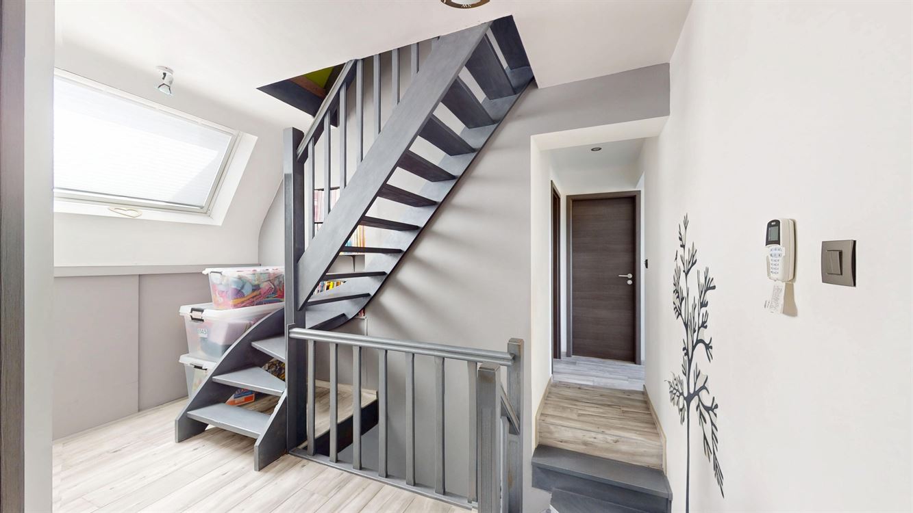 Splendide maison, rénovation luxueuse, cinq chambres, 20 panneaux, piscine, garage et magnifique jardin.