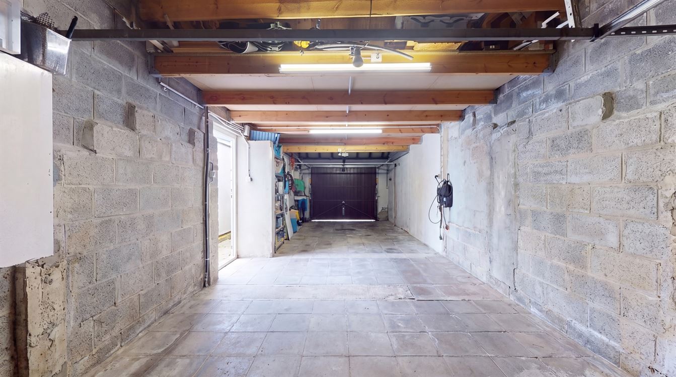 Splendide maison, rénovation luxueuse, cinq chambres, 20 panneaux, piscine, garage et magnifique jardin.