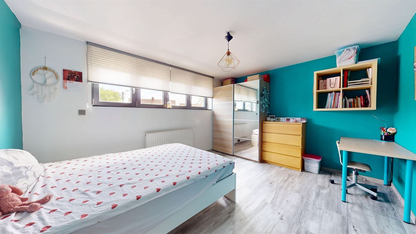 Splendide maison, rénovation luxueuse, cinq chambres, 20 panneaux, piscine, garage et magnifique jardin.
