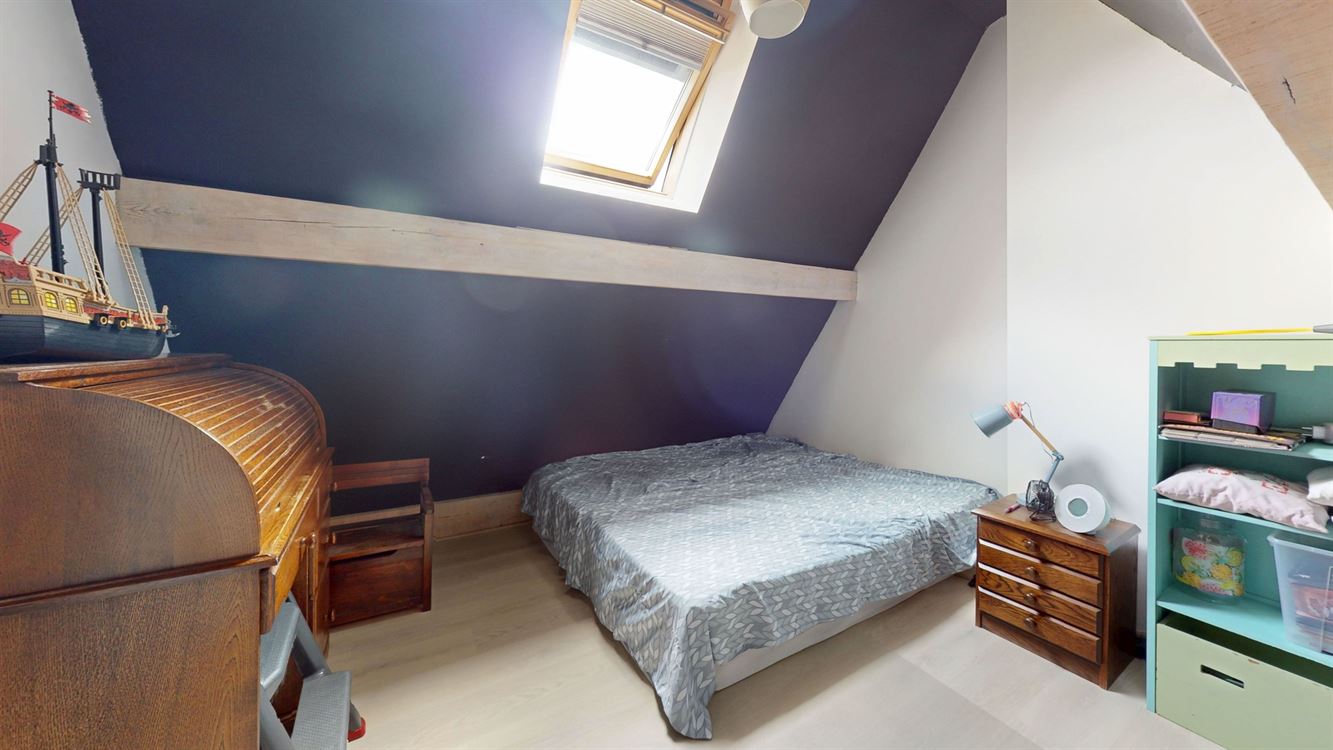 Splendide maison, rénovation luxueuse, cinq chambres, 20 panneaux, piscine, garage et magnifique jardin.